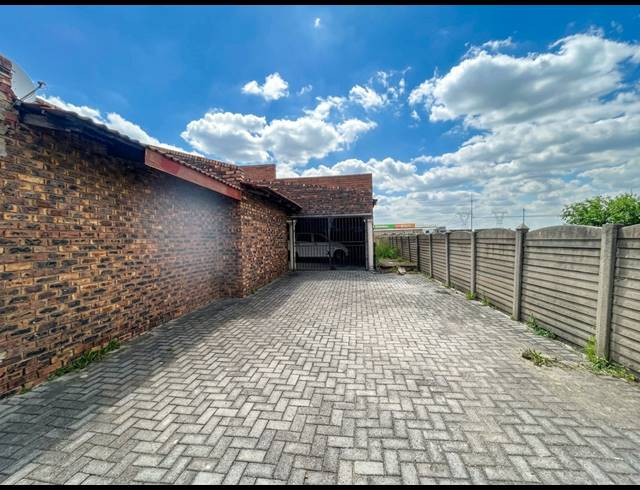3 BEDROOM HOUSE TO LET IN BEDWORTH PARK